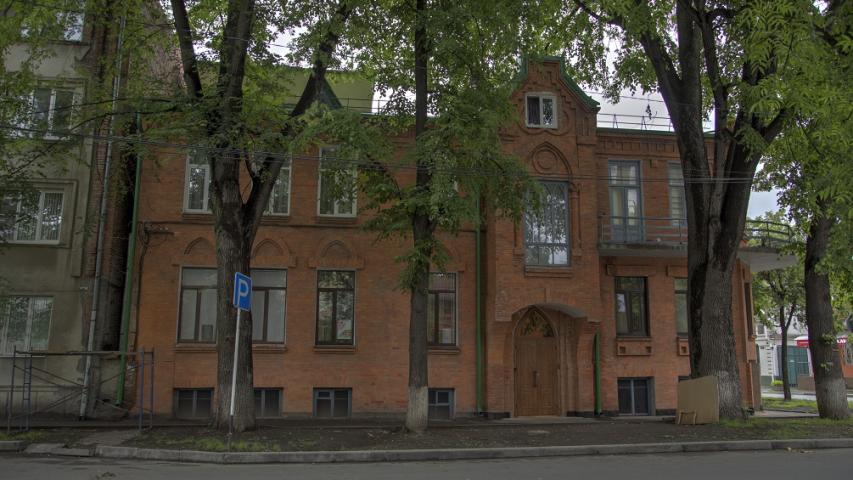 Дом, в котором с начала 1920-х гг. жил известный врач и общественный деятель Л. Б. Газданов с семейством.