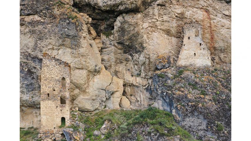 Наскальная крепость, с. Урсдон. Укрепления № 1-2